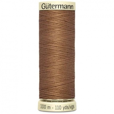 Rolo de linha castanha da marca Gütermann com 100 metros