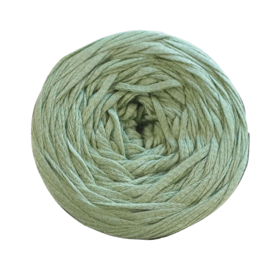 Novelo de fio verde claro em fundo branco