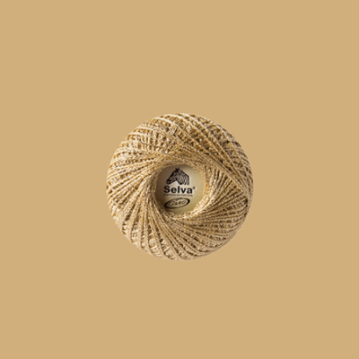 Fio de linha torcido Selva bege com etiqueta redonda no centro, fundo castanho.