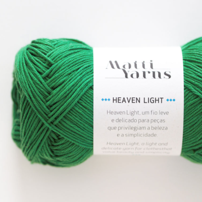 Novelo de fio de lã verde com etiqueta branca da marca Matti Yarns