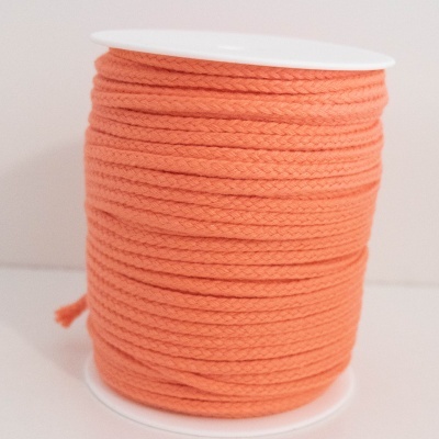 Bobina de cordão laranja sobre estrutura branca