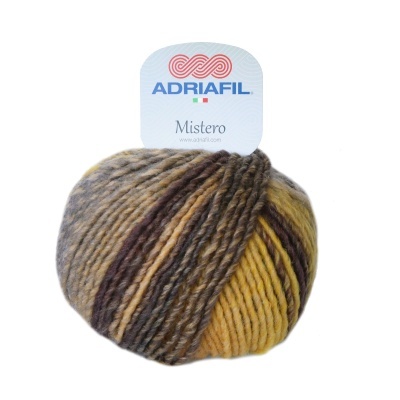 Novelo de lã multicolor em tons amarelo, castanho e cinzento com etiqueta branca Adriafil Mistero