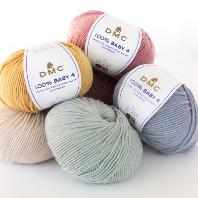 Cinco novelos de lã DMC 100% BABY 4 em várias cores com rótulo branco e dourado