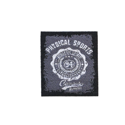 Etiqueta de tecido preta com texto branco PHYSICAL SPORTS 94 Compass Running.