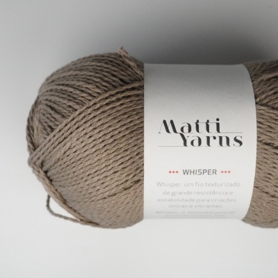 Novelo de fio castanho com etiqueta branca da Matti Yarns
