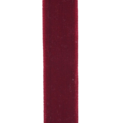 Fita de veludo bordô com bordas costuradas