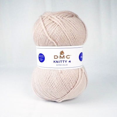 Novelo de lã bege claro com etiqueta DMC KNITTY 4