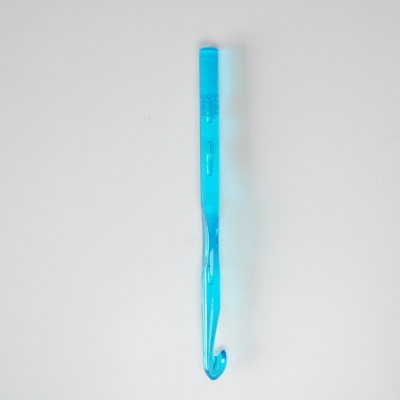 Gancho de croché azul de plástico sobre fundo branco