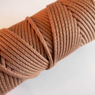 Rolo de corda castanha com textura trançada