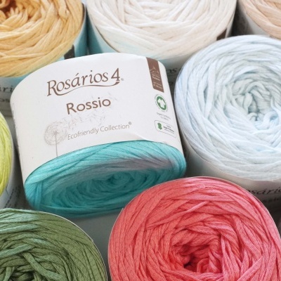 Novelos de fio coloridos com rótulos Rosários 4 Rossio