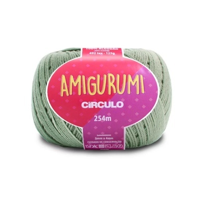 Rolo de fio verde claro para tricot com etiqueta onde se lê Amigurumi Círculo
