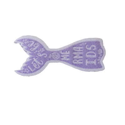 Patch lilás em forma de cauda de sereia com texto branco bordado.