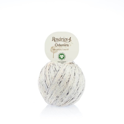 Novelo de lã branca com fios pretos e etiqueta redonda Rosários4 Odemira