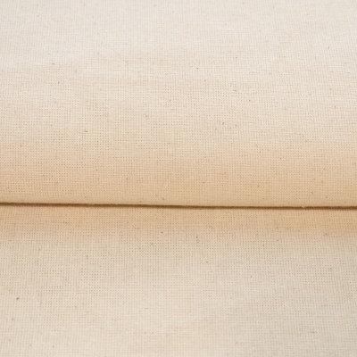 Tecido de algodão cru dobrado em fundo claro