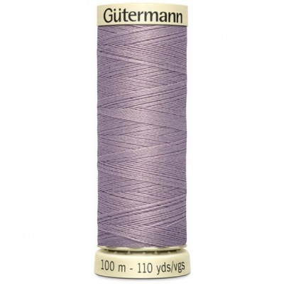 Carretel de linha de costura lilás Gutermann com etiquetas visíveis.