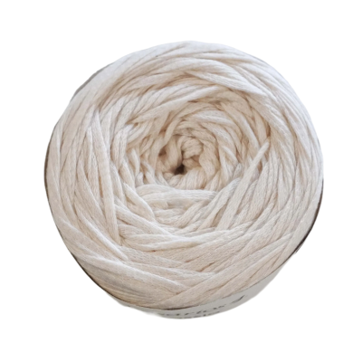 Novelo de fio grosso bege claro em fundo branco