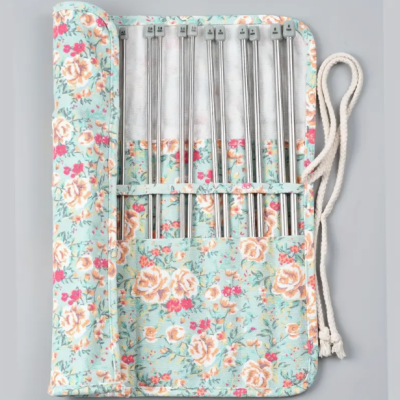 Estojo floral azul claro com agulhas metálicas de tricô