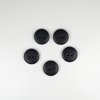 Cinco botões pretos redondos com dois furos sobre fundo branco