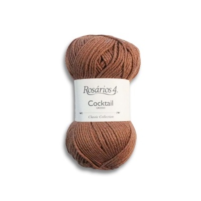 Novelo de lã castanha com rótulo Rosários 4 Cocktail.