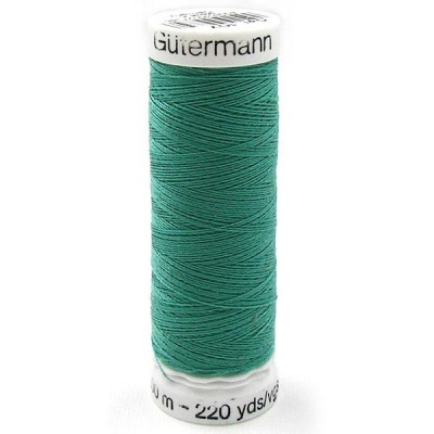 Carretel de linha de costura verde com rótulo branco e texto 'Gütermann' e '220 m - 220 yds'.