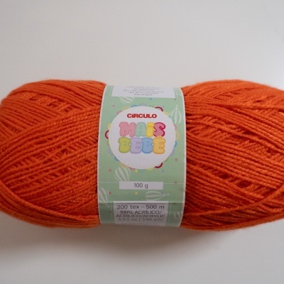 Novelo de lã laranja Círculo Mais Bebê com etiqueta verde clara