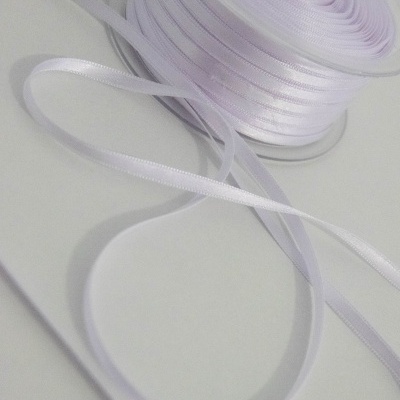 Bobina de fita de cetim branca fina desenrolada