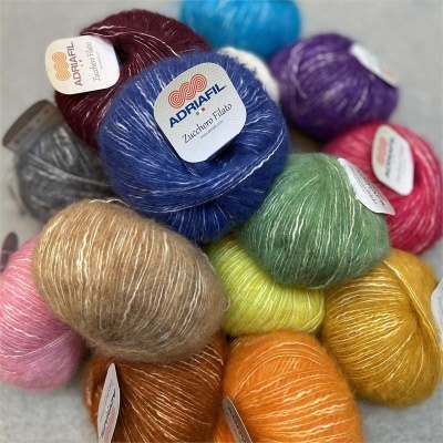 Novelos de lã colorida ADRAFIL com etiquetas em fundo claro