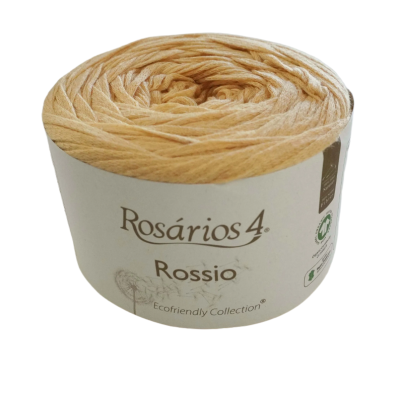 Novelo de fio bege claro Rosários 4 Rossio com embalagem branca e texto