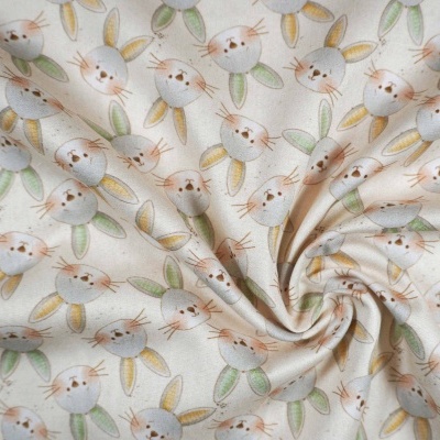 Tecido branco com padrão de rostos de coelhos em tons suaves e fundo branco.