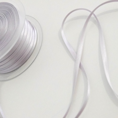 Rolo de fita decorativa branca fina desenrolada