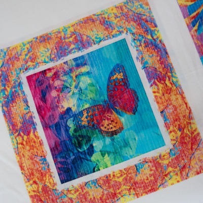 tela branca com estampa de quadrado colorido com borboleta e folhas