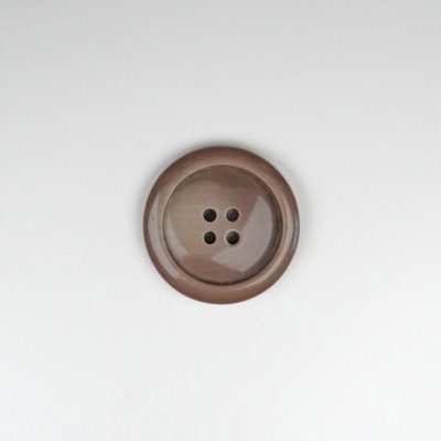 Botão castanho redondo com quatro orifícios sobre fundo branco