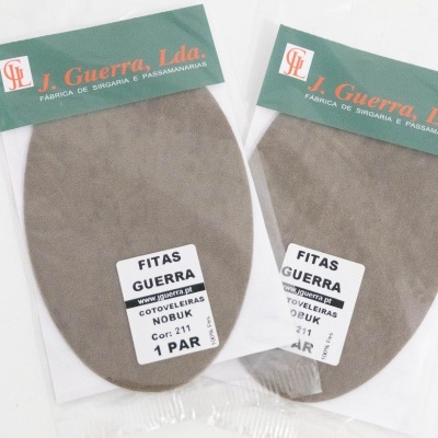 Palmilhas cinza claro em embalagens transparentes com etiquetas brancas e topo verde da marca J. Guerra, Lda.