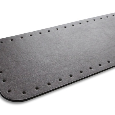 Base retangular em couro sintético castanho com furos perfurados nas bordas