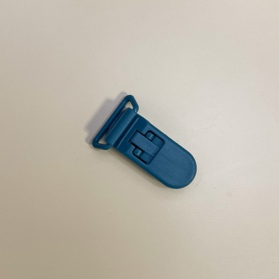 Clipe de plástico azul com mecanismo de fecho