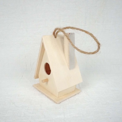 Casinha de pássaros em madeira clara com corda de suspensão