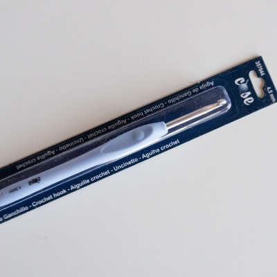 Agulha de croché de metal embalada em cartão azul escuro