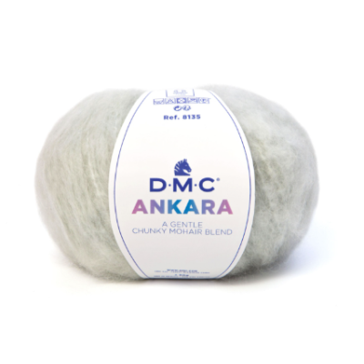 Novelo de fio de mohair cinza claro com rótulo branco