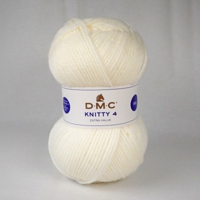 Novelo de lã branco DMC KNITTY 4 EXTRA VALUE em fundo branco