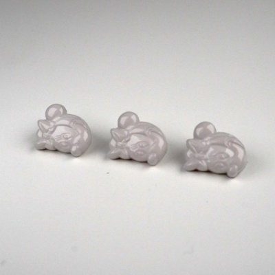 Três botões ou ornamentos cinzentos em forma de gato enrolado