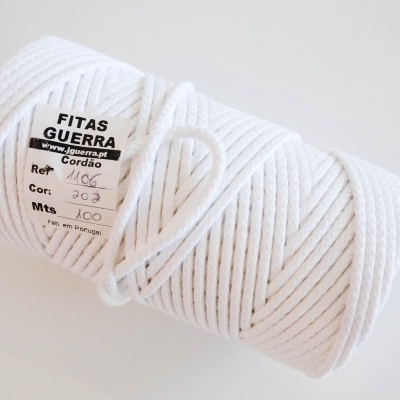 Rolo de cordão branco trançado com etiqueta FITAS GUERRA