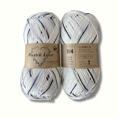 Dois novelos de lã branca com riscas azuis escuras e etiquetas de papel castanho