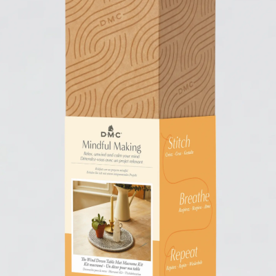 Caixa de produto DMC Mindful Making com design castanho ondulado e etiquetas branca e laranja