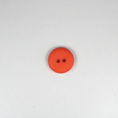 Botão laranja redondo de dois furos sobre fundo branco