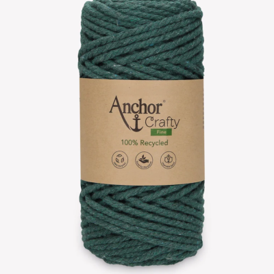 Novelo de corda verde escuro com etiqueta Anchor crafty Fine 100% reciclado.