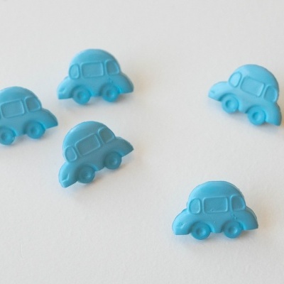 Botões azuis em forma de carros sobre fundo branco