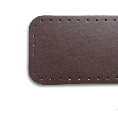 Peça retangular castanha com bordas arredondadas e furos ao longo das bordas