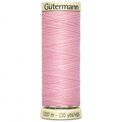 Rolo de linha cor-de-rosa da marca Gütermann com 100 metros