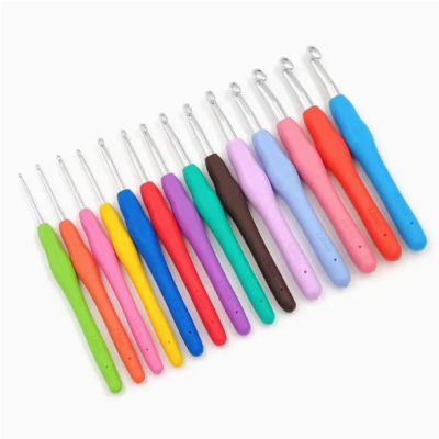 Conjunto de 14 agulhas de crochet coloridas com cabos ergonómicos