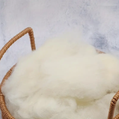 Cesto com material branco fofo sobre fundo branco texturizado